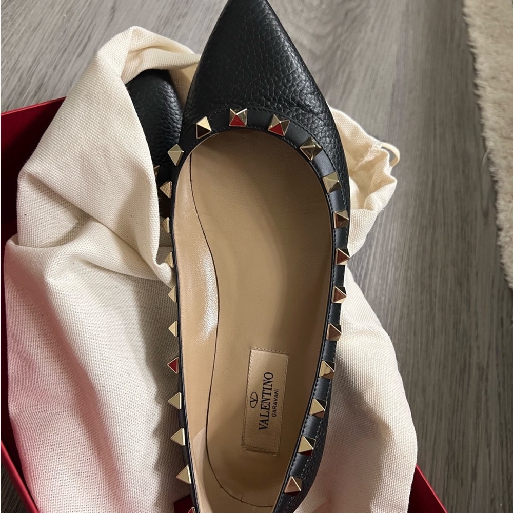 Authentic Valentino Garavani flats. Color: Black Size: 6